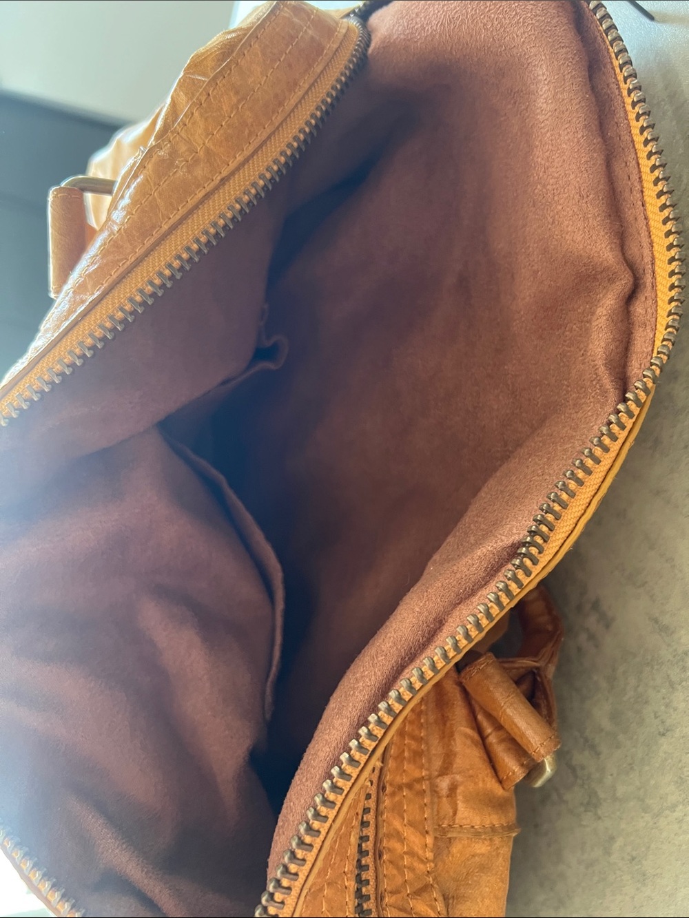WoMen's Classic Messenger Bag in yellow Tan - Picture 6 of 11